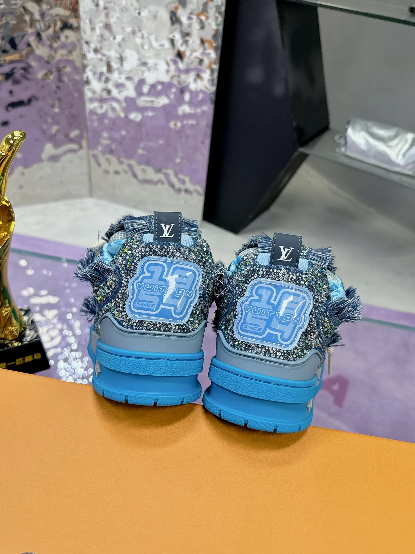 Men's shoes 💰900❤️❤️❤️ 𝙇𝙑 Bread shoes have added new colors 💓 Craftsmanship series 𝟐𝟎𝟐5/𝐒𝐒 𝐧𝐞𝐰 Louis Vuitton catwalk skate shoes are popular, LOUIS VUITTON Trainer is undoubtedly one of the most successful Sneakers launched by luxury brands, but the pace of exploration will not stop. LOUISVUITTON will also bring a new series of skateboard shoes in the spring of 2025. The new series in the picture returns to the 90s Chunky Skate Shoes look and feel. The uppers are made of leather and mesh. The fat silhouette and thick shoelaces are very eye-catching. It is expected to have quite a few colors like the Trainer. Judging from the previous DIOR show skate shoes, this chunky style may be even stronger next year. 💎 Size: Female 35-40 Male 39-46